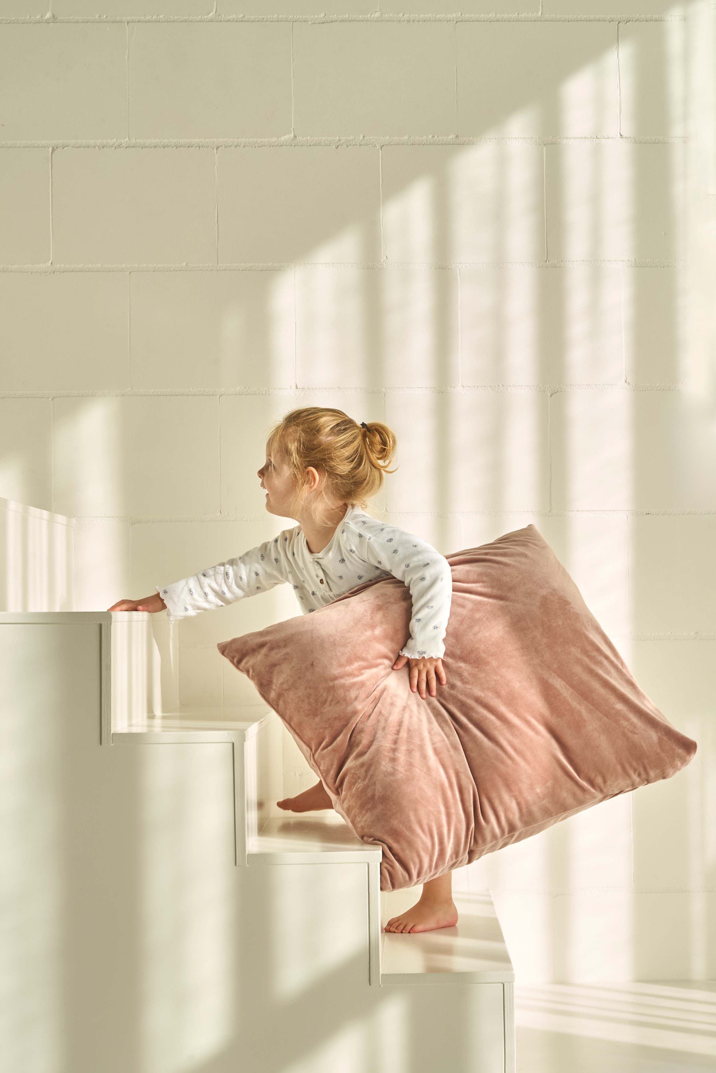 Editorial fashion photography for Sjumo brand - creative campaign with model in elegant styling and artistic composition
